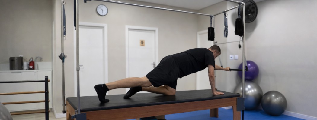 Aluno fazendo aula de Pilates na KT Fisio em Jundiaí